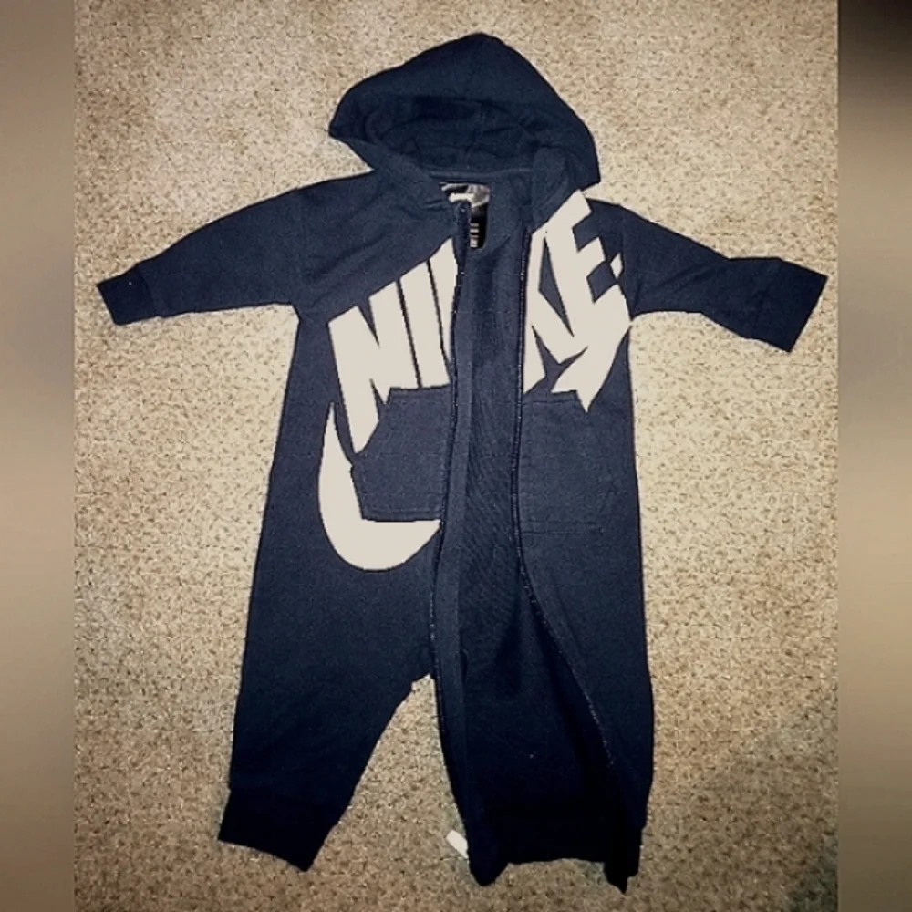 Nike - Picture 2 of 4